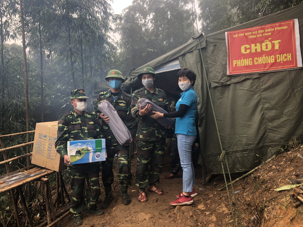 Sữa Cô Gái Hà Lan đã tặng lều ngủ và sản phẩm dinh dưỡng cho lực lượng chiến sĩ biên phòng và tình nguyện viên tại Hà Tĩnh, Quảng Trị vào tháng 4/2020. Ảnh: CGHL cung cấp