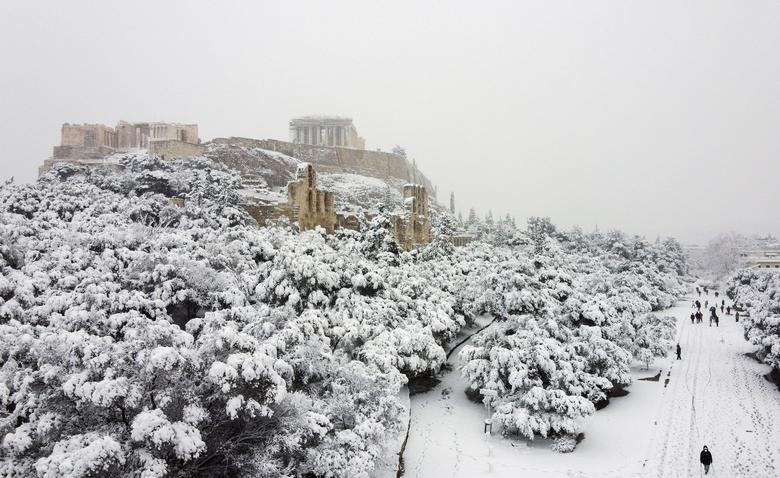 Đền Parthenon nằm trên đỉnh đồi trên đỉnh đồi Acropolis trong trận tuyết rơi dày ở Athens, Hy Lạp hôm 16/2.