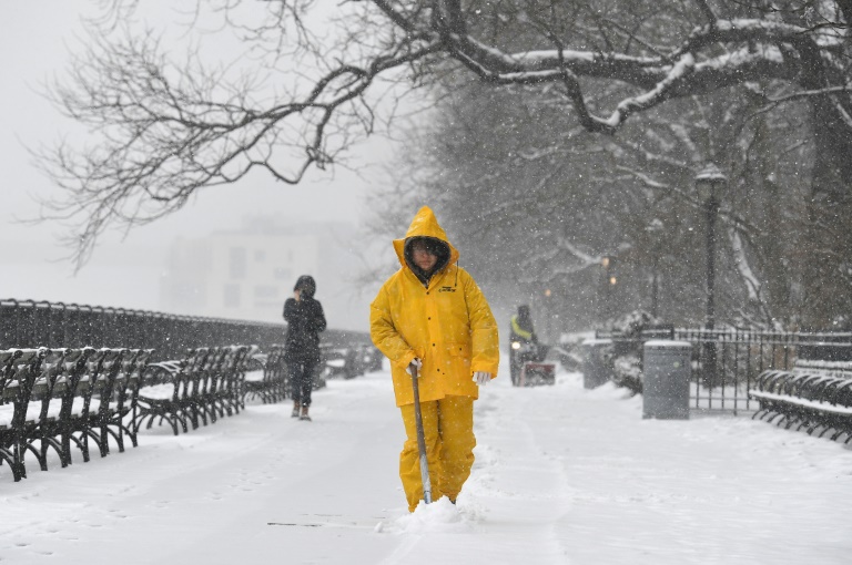 Bóng người khuất mờ trong làn tuyết trắng xoá tại New York hôm 18/2. Nhiều bang nước Mỹ hiện bị ảnh hưởng bởi bão tuyết khiến người dân mất điện sinh hoạt, thiếu nước...