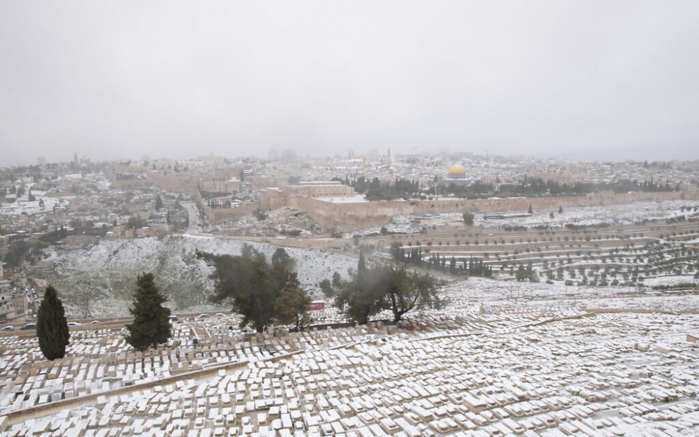 Nghĩa trang người Do Thái ở núi Ôliu bị tuyết phủ trắng xoá hôm 18/2.