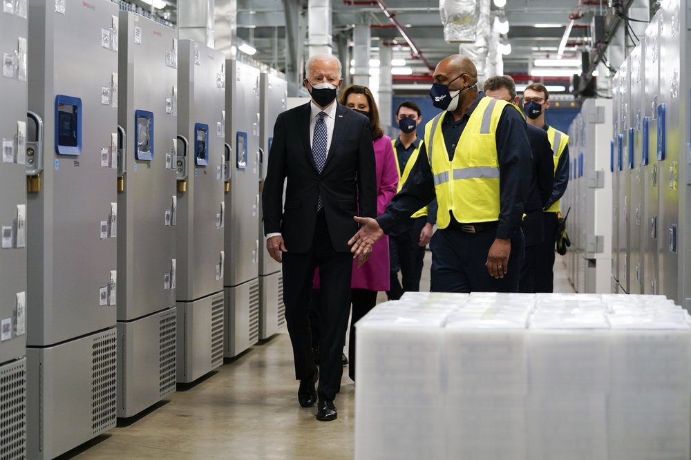 Tổng thống Joe Biden đi thăm nhà máy sản xuất vắc-xin Pfizer ở Michigan vào ngày 19/2/2021.
