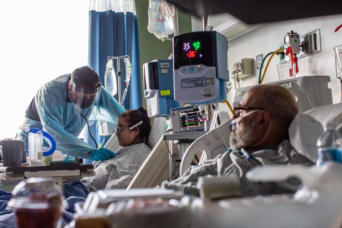 Một bác sĩ kiểm tra các dấu hiệu sinh tồn của một bệnh nhân ICU tại Trung tâm Y tế Providence Cedars-Sinai Tarzana ở Tarzana, bang California, Mỹ