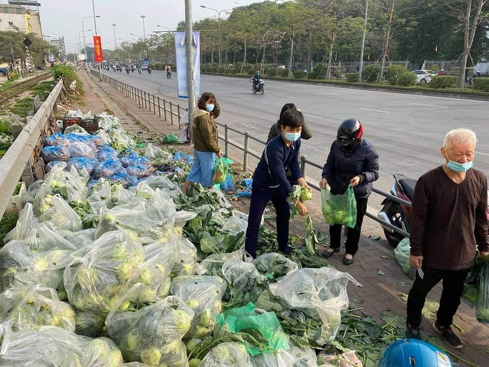 Nhận được thông tin, từ rất sớm đã có nhiều người dân đến mua rau. Mọi người đều thực hiện tốt các biện pháp phòng dịch, mua bán nhanh chóng để tránh tụ ập đông người.