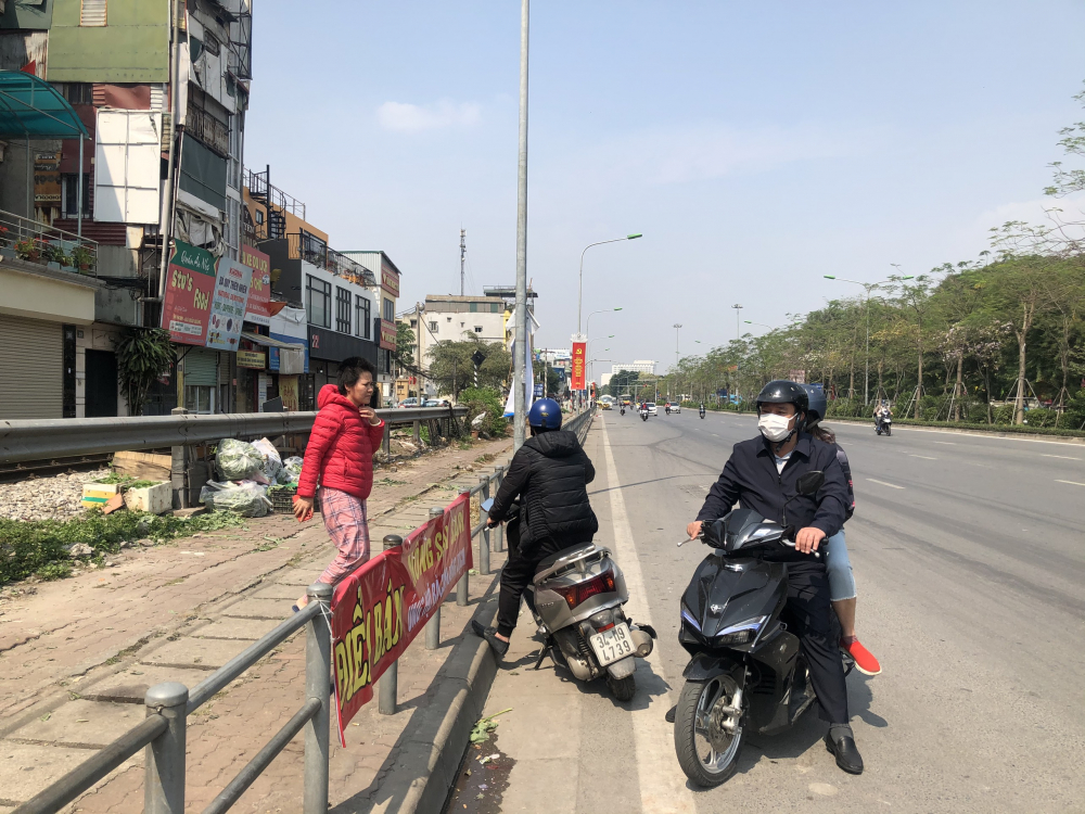 Với sự ủng hộ nhiệt tình của người dân Hà Nội, chỉ sau vài giờ mở bán, điểm giải cứu nông sản tại đường Giải Phóng đã hết sạch rau.