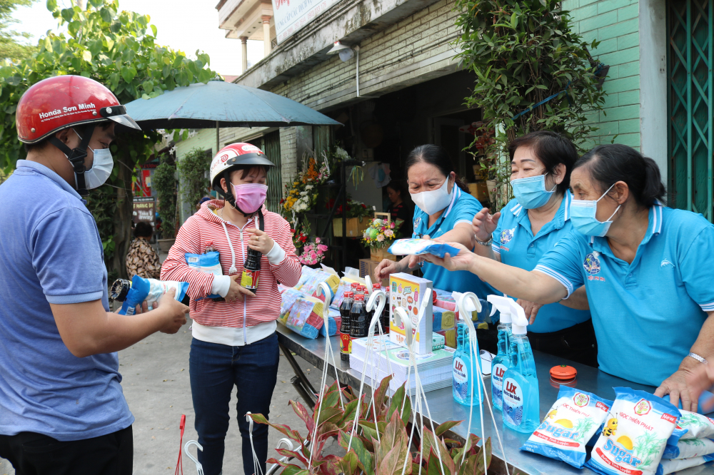 Người dân mang rác tới địa chỉ 107 Tam Hà và nhận về những món quà hữu dụng cho sinh hoạt gia đình. 