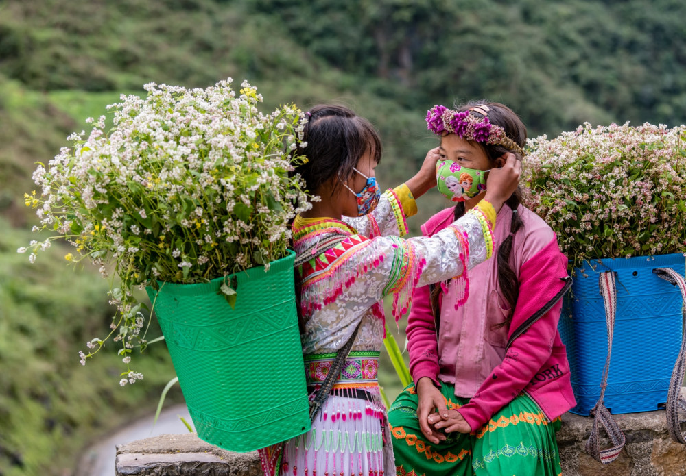 Trẻ em đem hoa đi bán cho khách du lịch ở cua dốc Thẩm Mã.