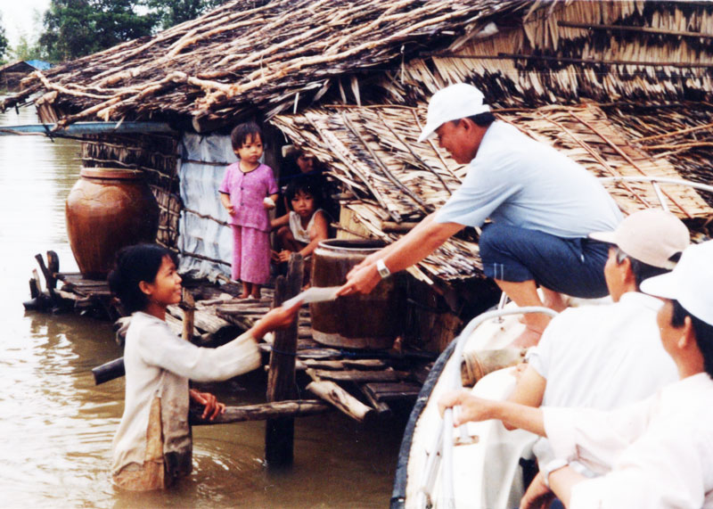 Đồng chí Trương Vĩnh Trọng thăm người dân trong mùa lũ khi đang công tác tại tỉnh Đồng Tháp. Ảnh tư liệu