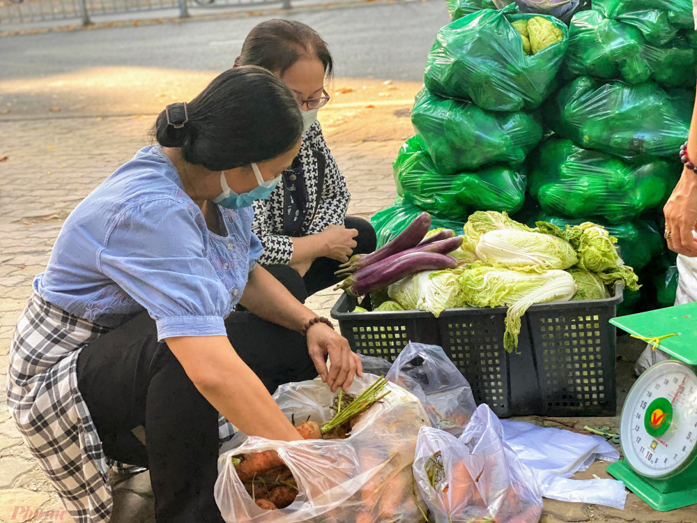 Theo người bán, do nguồn hàng dư nhiều thương lái thu mua nhưng ép giá, một số loại rau thương lái mua nhưng không đủ công cắt rau, hay tiền túi nilong,... nên nông dân không bán.