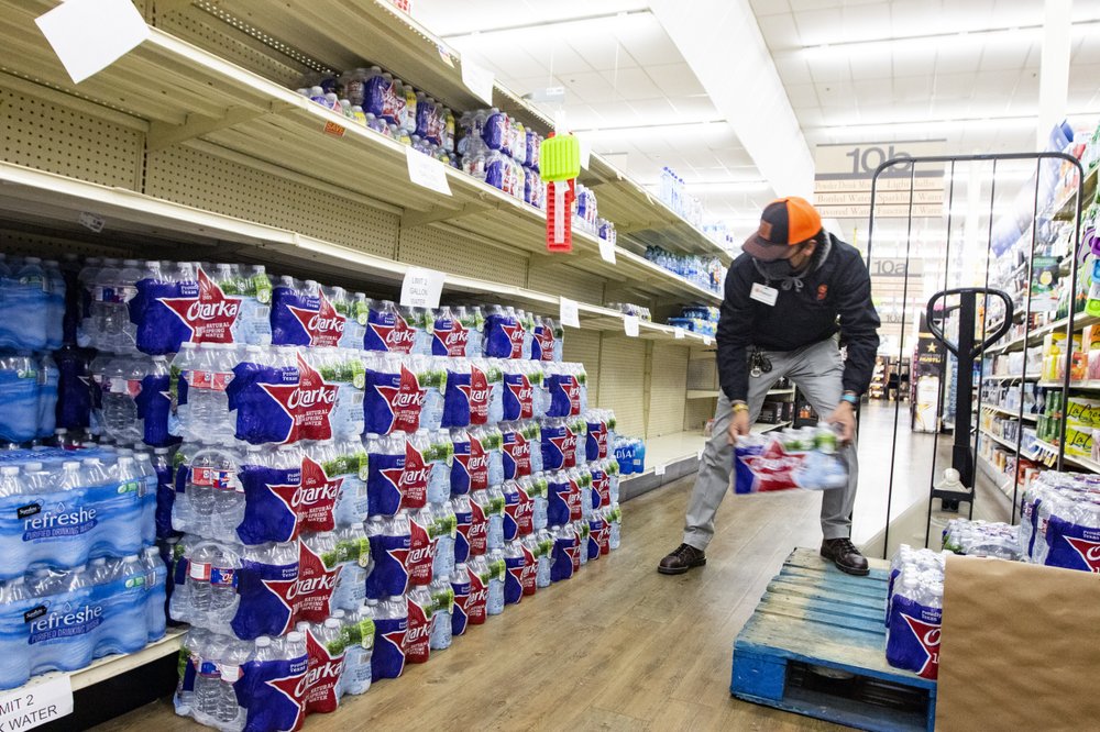 Các siêu thị ở Odessa, Texas gấp rút bổ sung mặt hàng nước sạch cho người dân