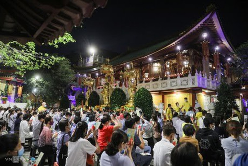 Hình ảnh tập trung đông người tại chùa Viêm Giác tối 19-2 được phản ánh trên báo điện tử VnExpress