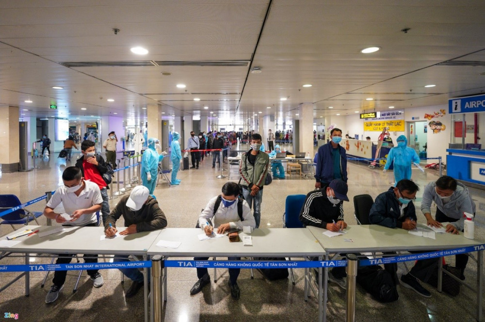 Khai báo y tế tại sân bay Tân Sơn Nhất sau Tết nguyên đán. Ảnh: HCDC
