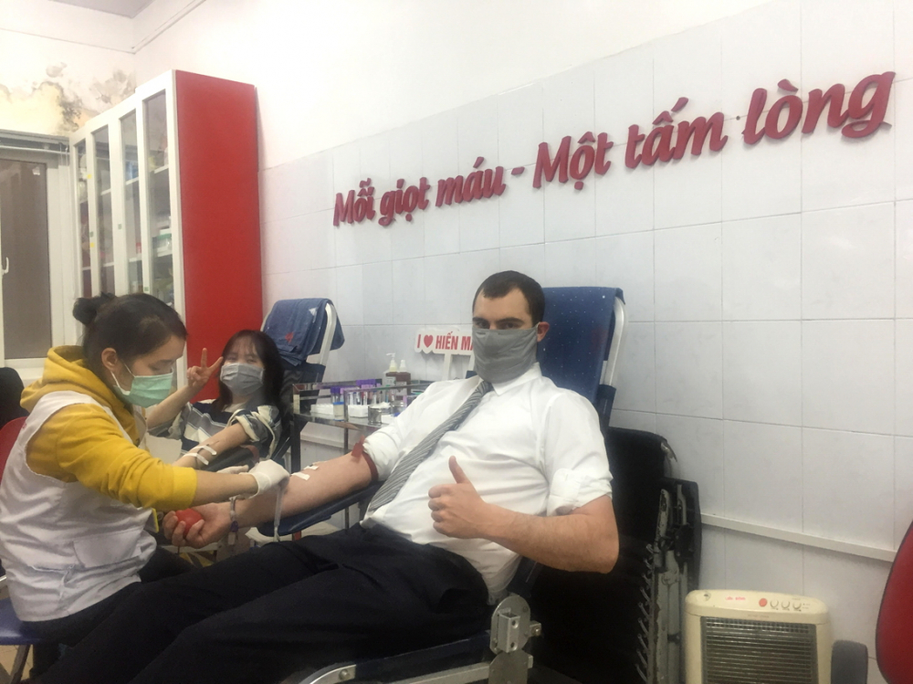 Christopher Axe trong một lần tình nguyện hiến máu