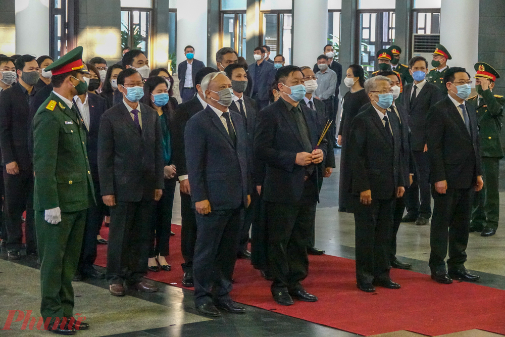 Đoàn gia đình Tổng bí thư, Chủ tịch nước Nguyễn Phú Trọng vào viếng.
