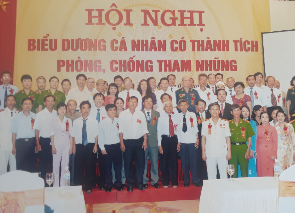 Bà Mỹ Anh (đứng thứ hai hàng đầu từ phải qua) cùng các gương tiêu biểu chống tham nhũng chụp ảnh ưu niệm cùng Phó thủ tướng Trương Vĩnh Trọng vào năm 2010