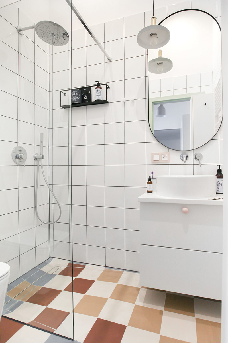 Phòng tắm được lát bằng gạch vuông màu trắng đan xen những viên gạch đầy màu sắc trên sàn và có mọi thứ cần thiết. Ảnh: @Polist Studio Morr.