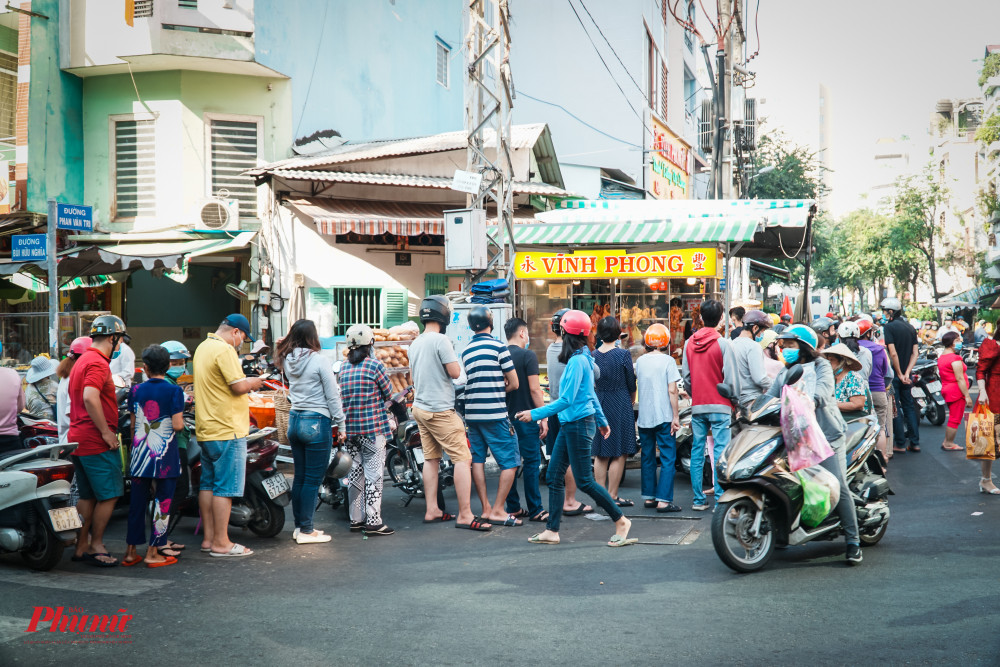 Đoàn người rồng rắn xếp hàng chờ mua heo quay