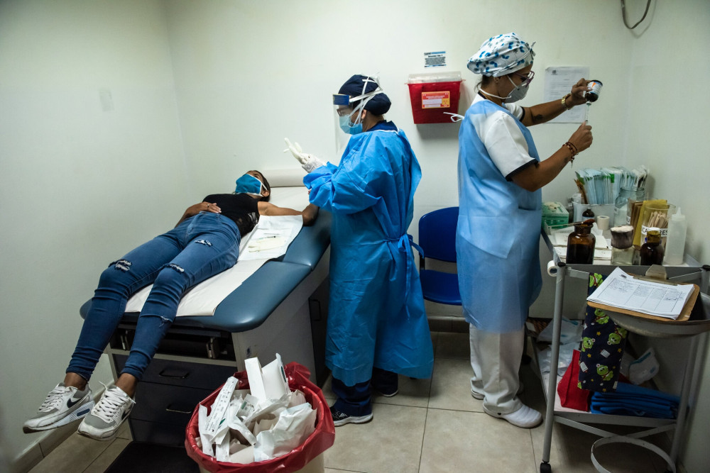 Yuliany López (21 tuổi) đặt vòng tránh thai tại Plafam - một trong số ít những nơi cung cấp biện pháp tránh thai miễn phí và chi phí thấp tại Venezuela
