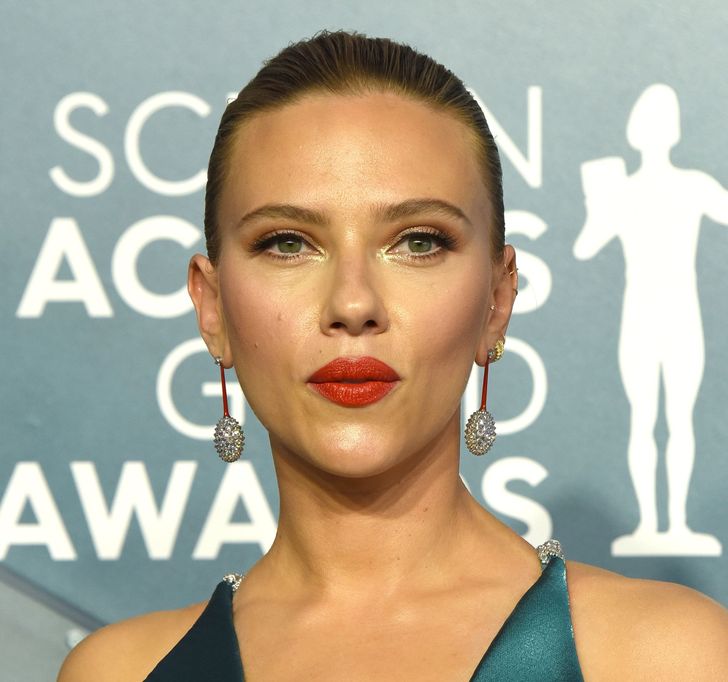 7. Scarlett Johansson (90,91 điểm): Tiến sĩ De Silva cho biết: “Cô ấy có số điểm cao nhất (99,99) cho vị trí của đôi mắt, nhưng lại bị đánh giá thấp bởi hình dạng khuôn mặt và cặp chân lông mày mỏng.”