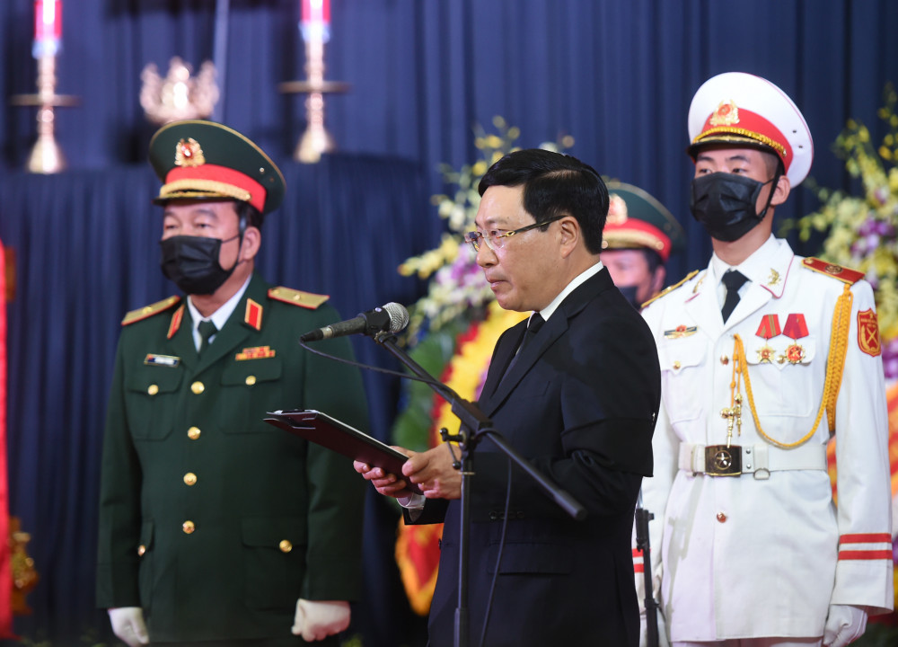 Đồng chí Phạm Bình Minh đọc lời điếu tại lễ truy điệu. - Ảnh: VGP