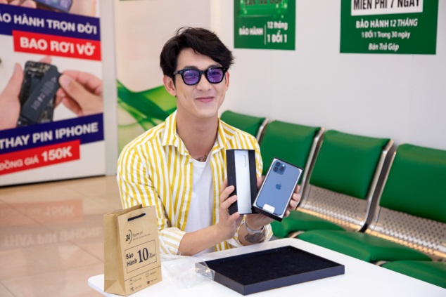 Ca sĩ Song Luân hào hứng đập hộp chiếc iPhone 12 Pro Max mới mua sau nhiều lần bỏ lỡ vì công việc. Ảnh: 24hStore cung cấp