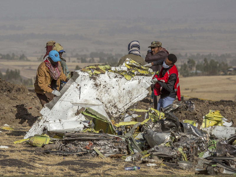 Lực lượng cứu hộ làm việc tại hiện trường một chiếc Boeing 737 Max của Hãng hàng không Ethiopia bị rơi gần Bishoftu, phía nam Addis Ababa, Ethiopia, vào tháng 3/2019