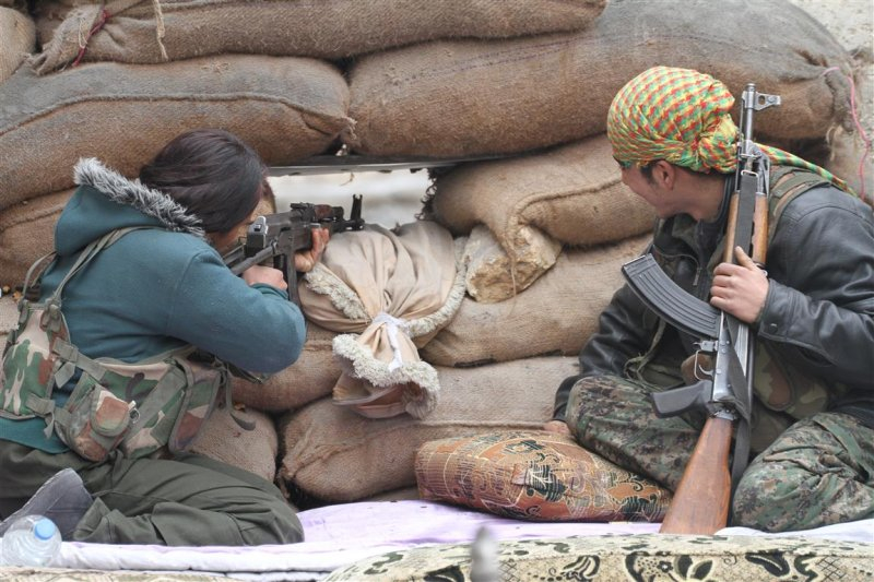 Các nữ chiến binh YPJ chiến đấu bảo vệ từng ngôi nhà trong thành phố Kobani - Ảnh: Mustafa Alali