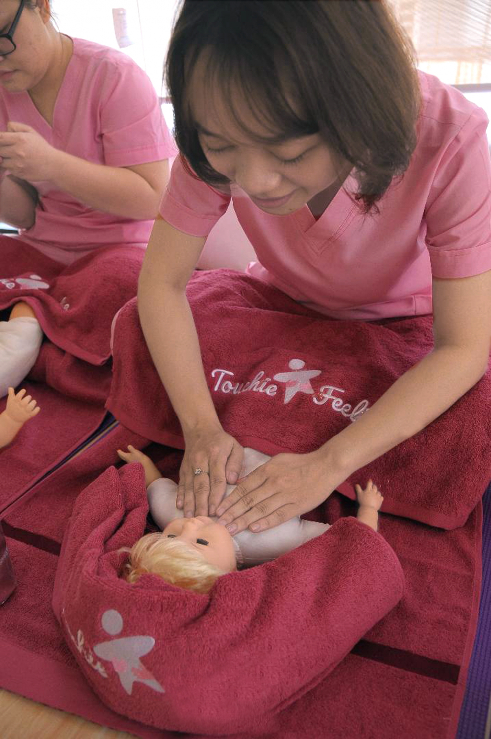 Bác sĩ Đào Nguyễn Phương Linh  hướng dẫn thực hành massage cho trẻ