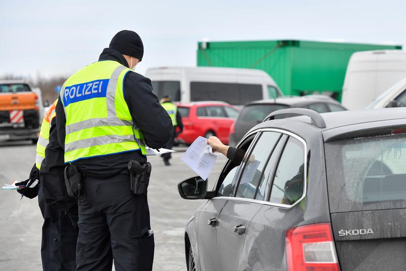 Các nhân viên cảnh sát biên giới Đức kiểm tra một chiếc ô tô tại đường cao tốc A17 gần biên giới Séc-Đức, sau khi việc kiểm soát giữa Đức và Cộng hòa Séc được thiết lập lại, 