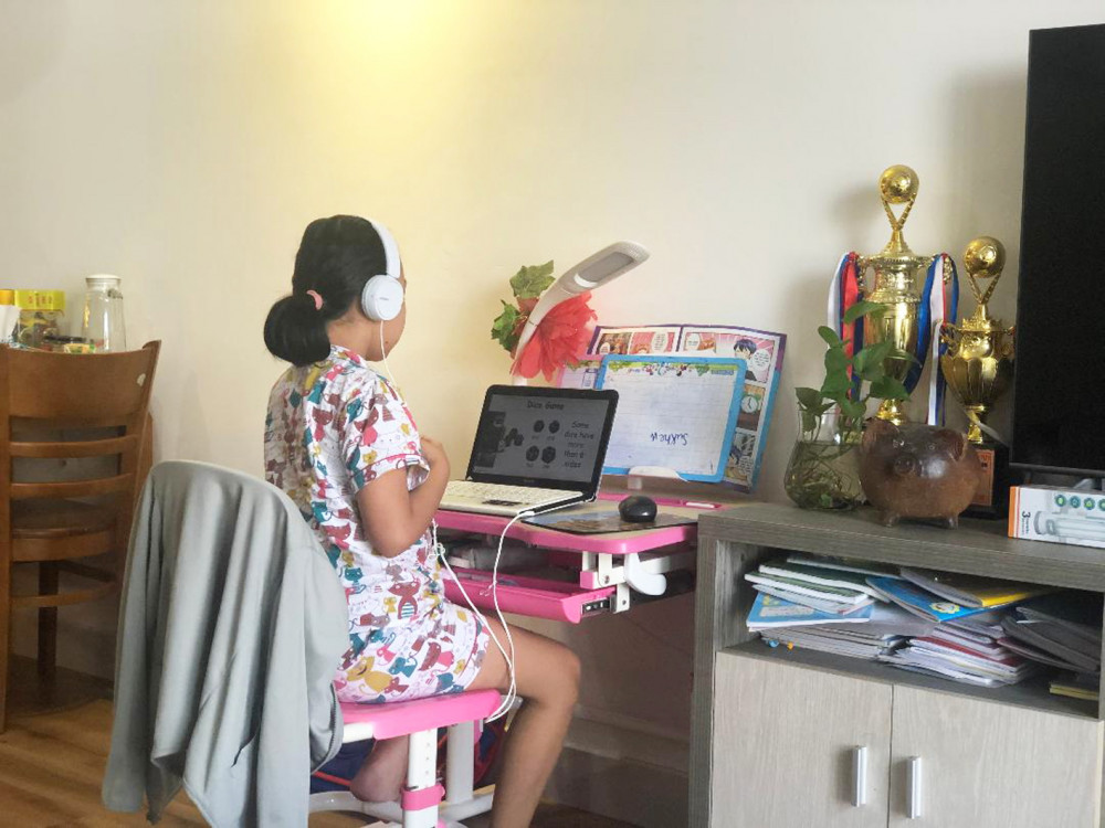 Học sinh tiểu học tại Q.5, TP.HCM đang học online tại nhà