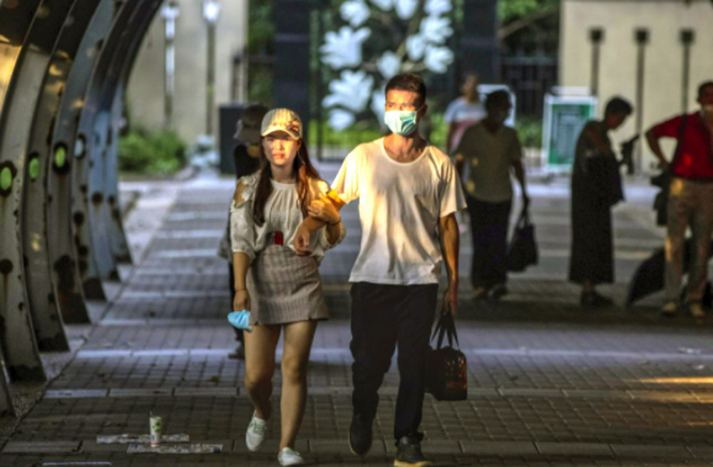 Một cặp đôi đi dạo qua chợ hôn nhân trong công viên Nhân dân ở Thượng Hải hồi tháng 8/2020 - Ảnh: EPA-EFE