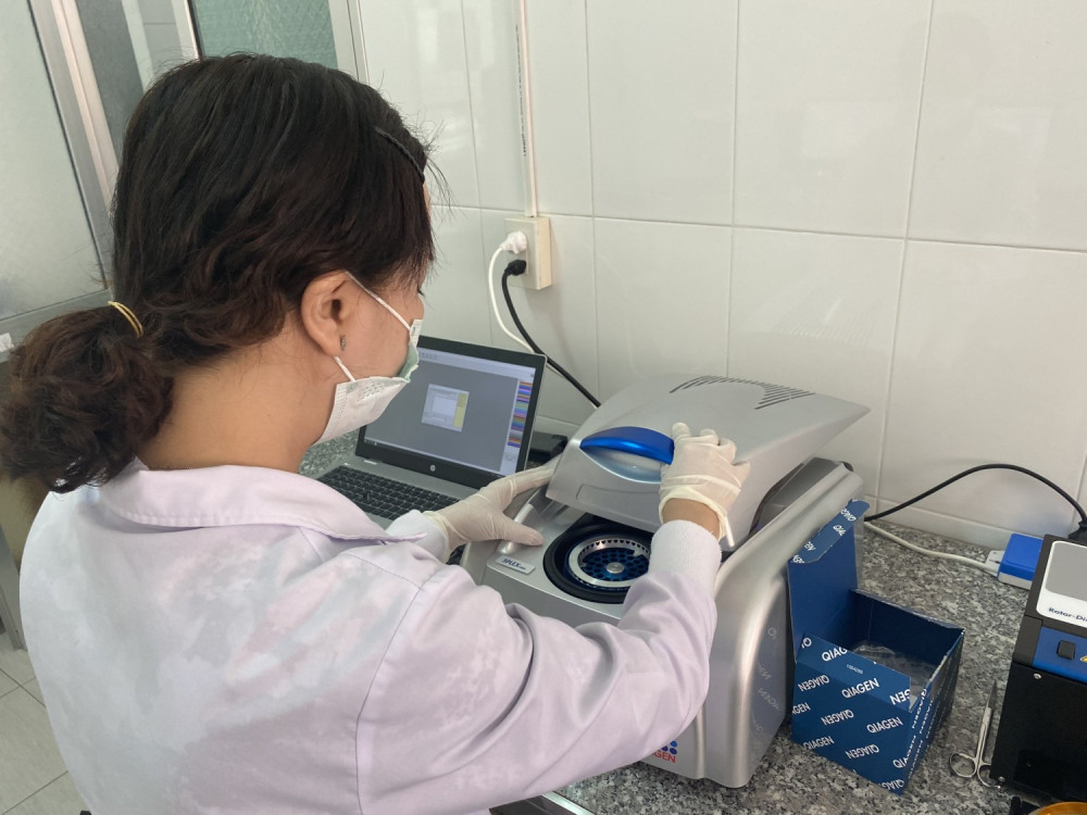 cán bộ Khoa Xét nghiệm – Chẩn đoán hình ảnh – Thăm dò chức năng, Trung tâm Kiểm soát bệnh tật TP Cần Thơ tiến hành thử nghiệm test COVID-19 trên hệ thống máy Realtime PCR mới tiếp nhận