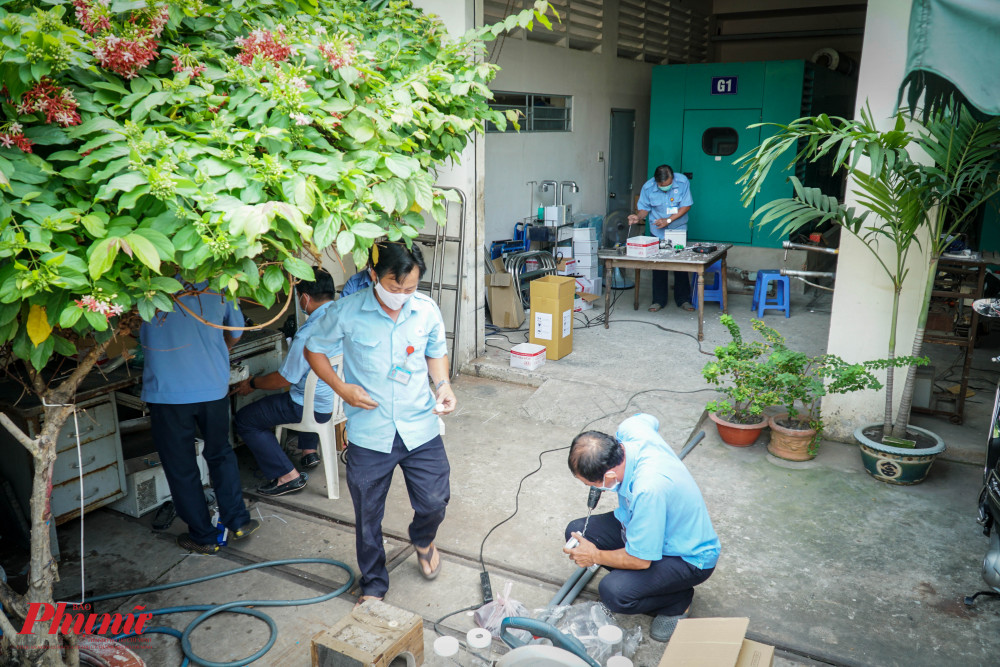 Tại một góc sân nhỏ trong khuôn viên bệnh viện Thống Nhất, những chiếc máy sát khuẩn tay lần lượt ra đời