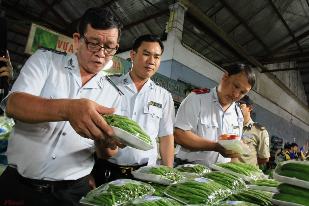 Ban ATTP kiểm tra thực phẩm tại chợ nông sản Thủ Đức. Ảnh: Quốc Thái