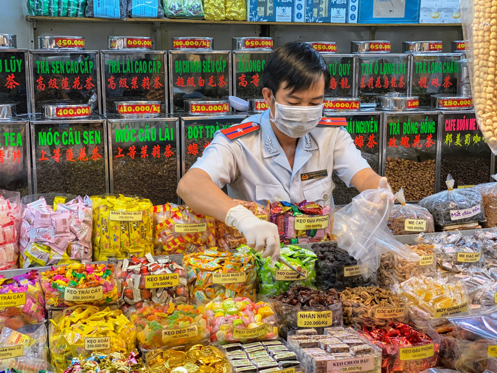 Ban ATTP tiến hành lấy mẫu ngẫu nhiên nguồn thực phẩm chuẩn bị cho Tết Nguyên đán Tân Sửu 2021 tại chợ An Đông (quận 5). Ảnh: Quốc Thái