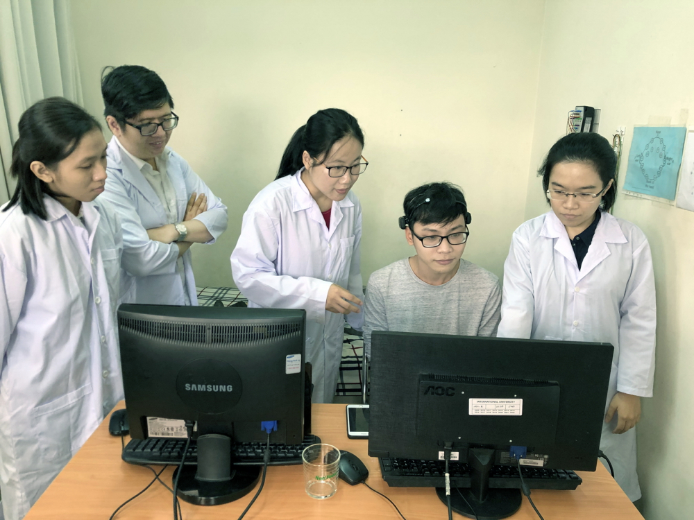 Nữ tiến sĩ trẻ Hà Thị Thanh Hương (giữa) đang hướng dẫn sinh viên Trường đại học Quốc tế (Đại học Quốc gia TP.HCM) nghiên cứu