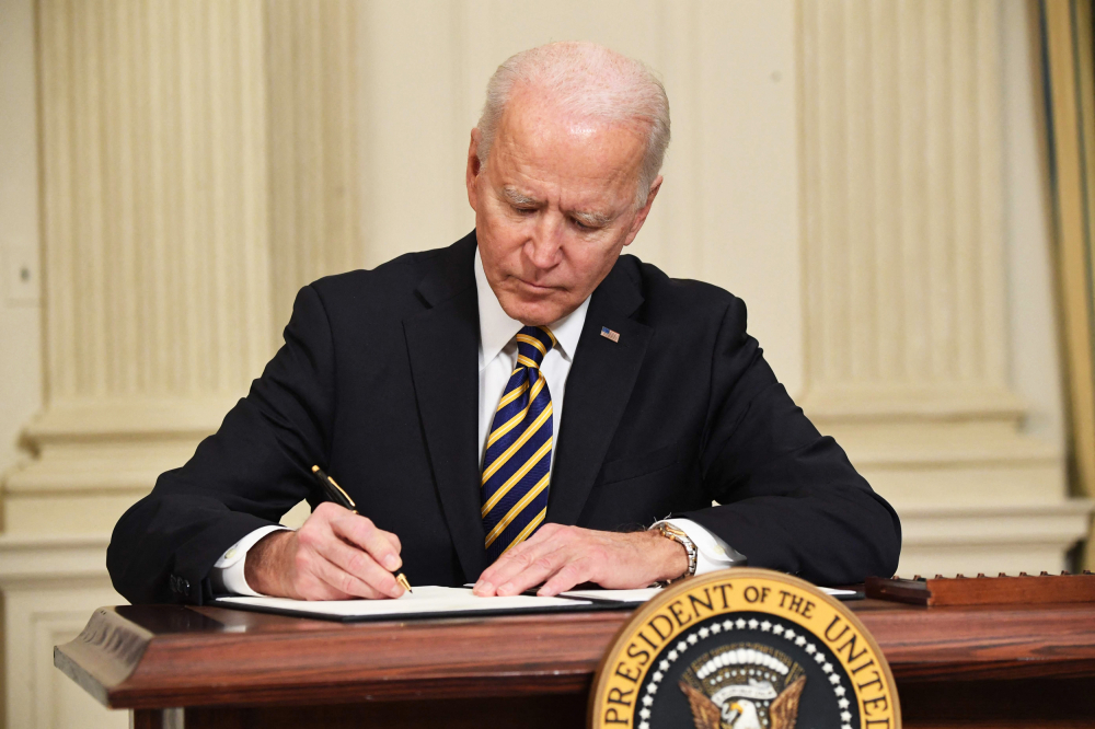 Tổng thống Biden hôm 24/2 đã ký sắc lệnh hành pháp đã thu hồi sắc lệnh tạm thời cấm cấp thẻ xanh đối với một số nhóm người bên ngoài nước Mỹ do cựu Tổng thống Trump ban hành - Ảnh: AFP/Getty Images