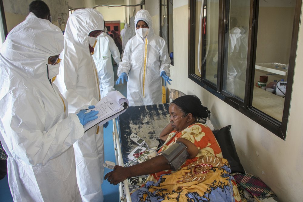Các bác sĩ theo dõi một bệnh nhân đang thở oxy tại bệnh viện ở Mogadishu, Somalia hôm 25/2