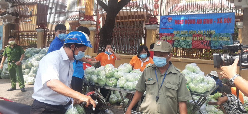 Gian hàng giải cứu nông sản bán giá o đồng