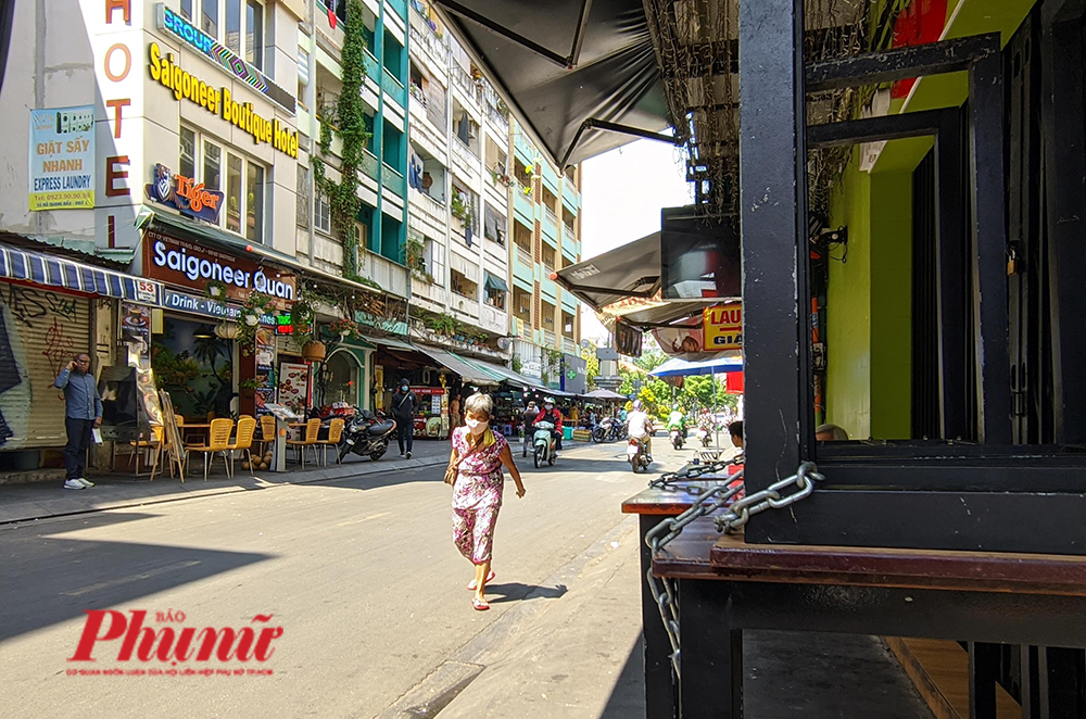 Hàng quán tại phố Tây Bùi Viện đã tạm ngưng hoạt động kể từ 12g trưa ngày 9/2 theo chỉ đạo của UBND TPHCM
