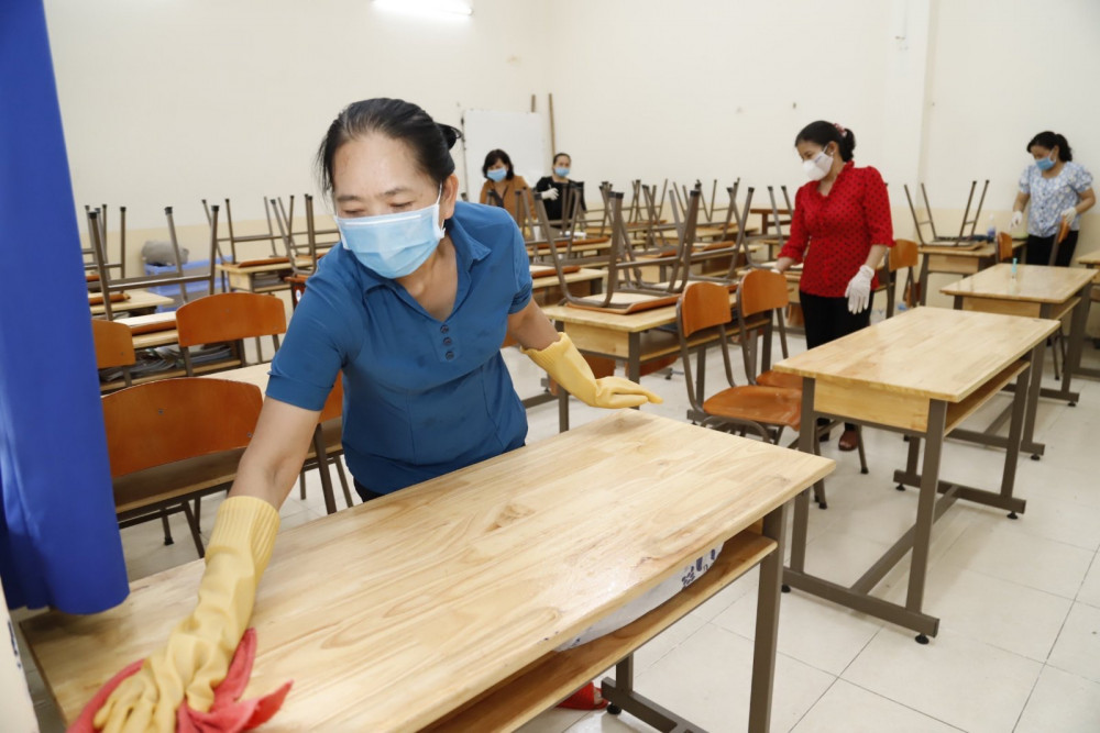 Trường PTTH Nguyễn Du đã hoàn tất vệ sinh môi trường lớp học, sẵn sàng đón học sinh trở lại.