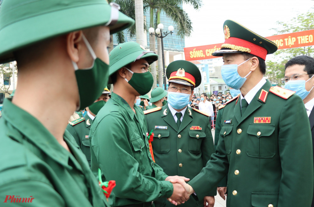 Trung tướng Nguyễn Trọng Bình, Phó Tổng Tham mưu trưởng QĐND Việt Nam động viên thanh niên Thành phố Huế lên đường nhập ngũ