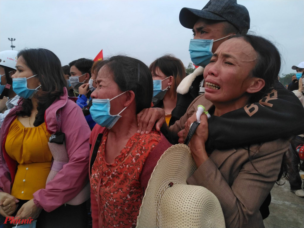 Những bà mẹ ở huyện Phong Điền (Thừa Thiên - Huế) bùi ngùi tiễn đưa con trai lên đường nhập ngũ