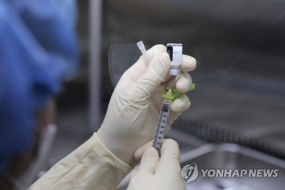 Tiêm vắc-xin COVID-19 của Pfizer tại một bệnh viện ở trung tâm Seoul - Ảnh: Yonhap