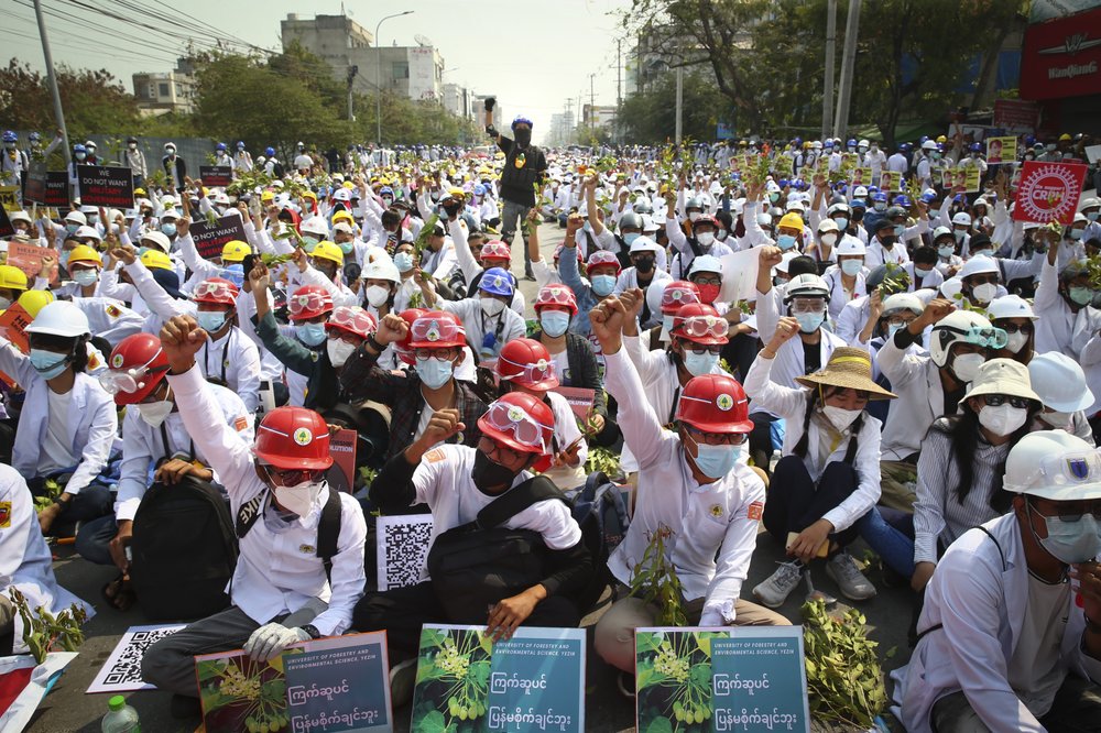 Người biểu tình hô khẩu hiệu trong cuộc biểu tình phản đối cuộc đảo chính quân sự ở Mandalay, Myanmar. 