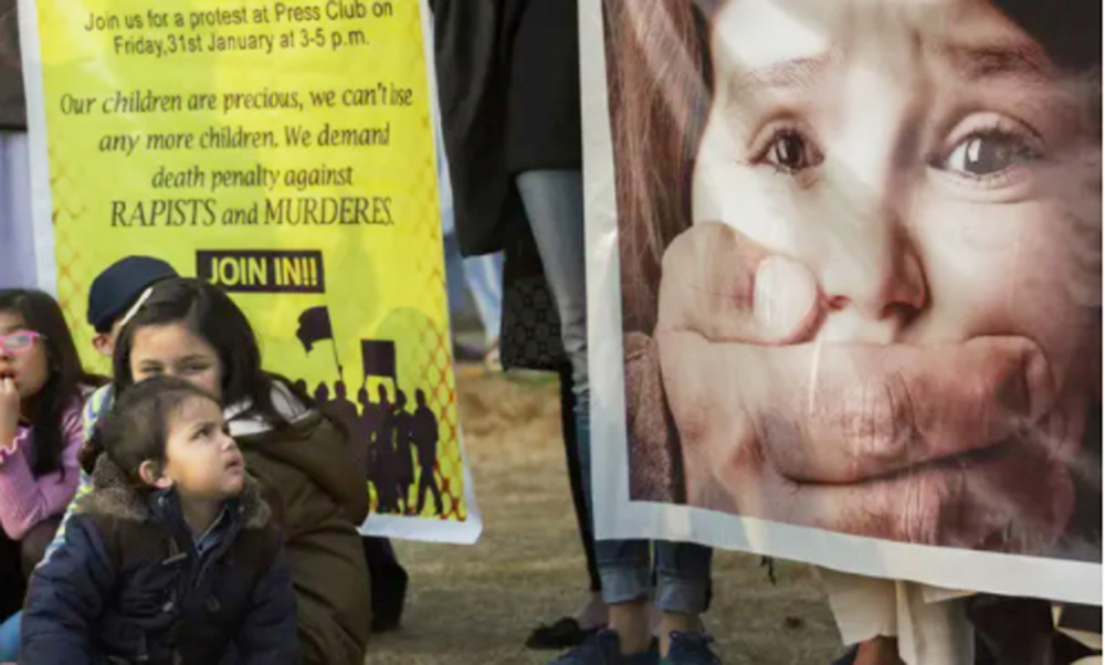 Một cuộc biểu tình chống lạm dụng trẻ em ở Islamabad, Pakistan. Luật mới chống nhục hình đối với trẻ em được đưa ra sau nhiều năm vận động hành lang - Ảnh: AP