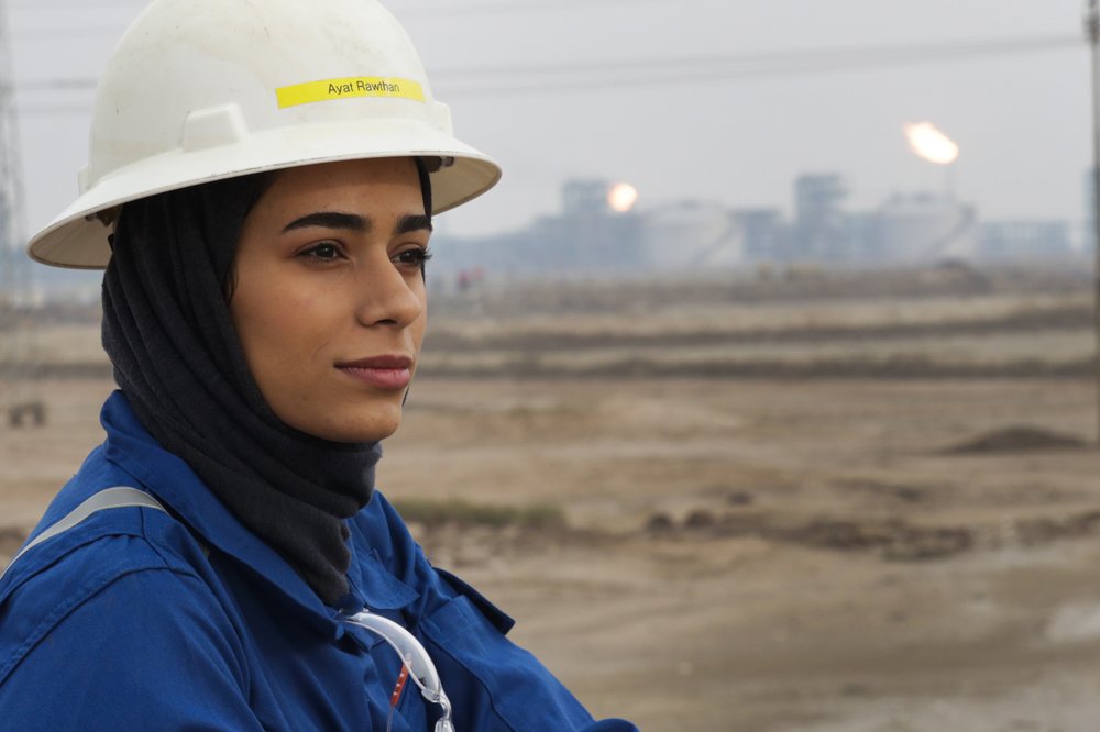Kỹ sư dầu khí Ayat Rawthan vừa hoàn thành ca làm việc xuyên đêm của mình - Ảnh: Nabil al-Jourani/AP