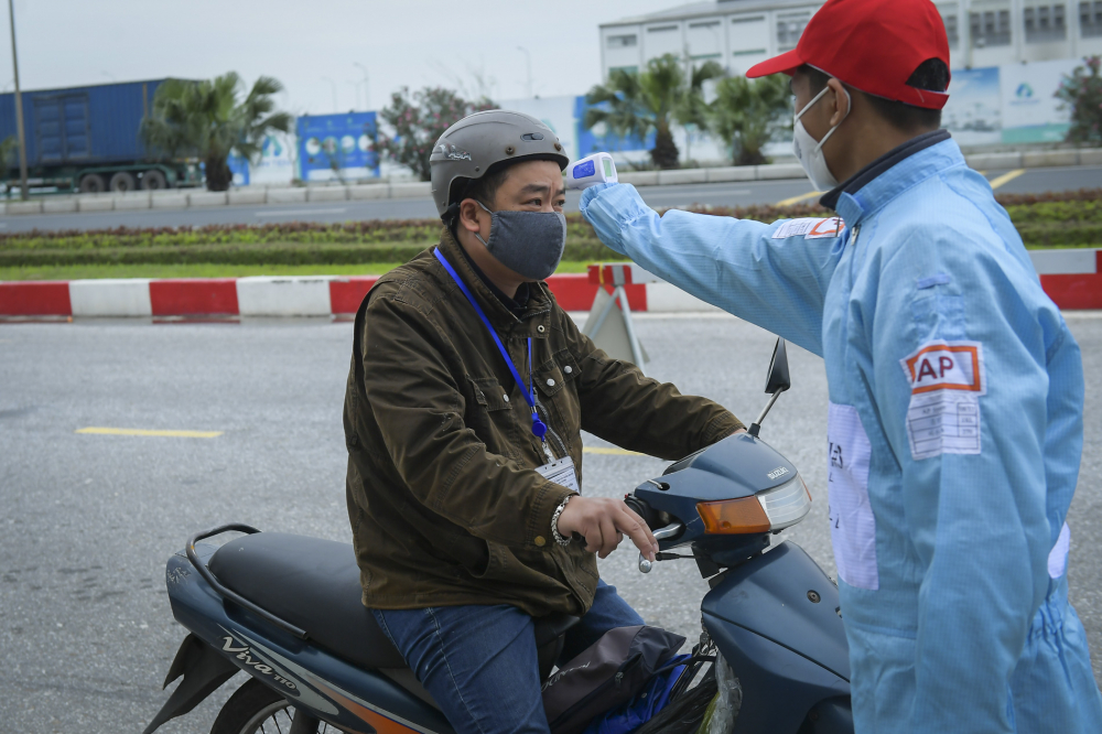 Đo nhiệt độ người dân đi lại ngoài đường.