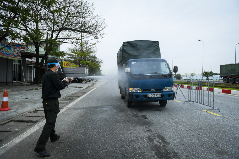 Phun khử khuẩn các xe đi qua chốt kiểm dịch tại tỉnh Hải Dương.