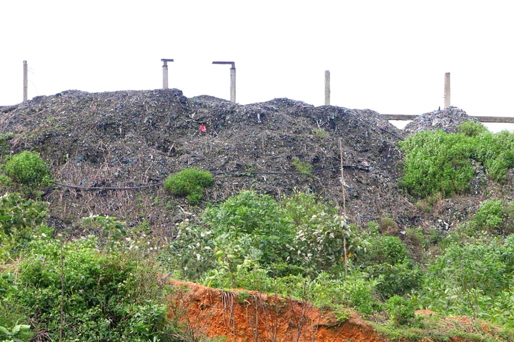 Những núi rác khổng lồ ùn ứ từ nhiều năm nay đang gây ô nhiễm môi trường cho người dân Huế