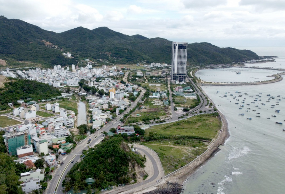 Bộ Xây dựng đề nghị tỉnh Khánh Hòa nghiên cứu thêm phương án khác ngoài lấn biển - Ảnh: Trường Nguyên